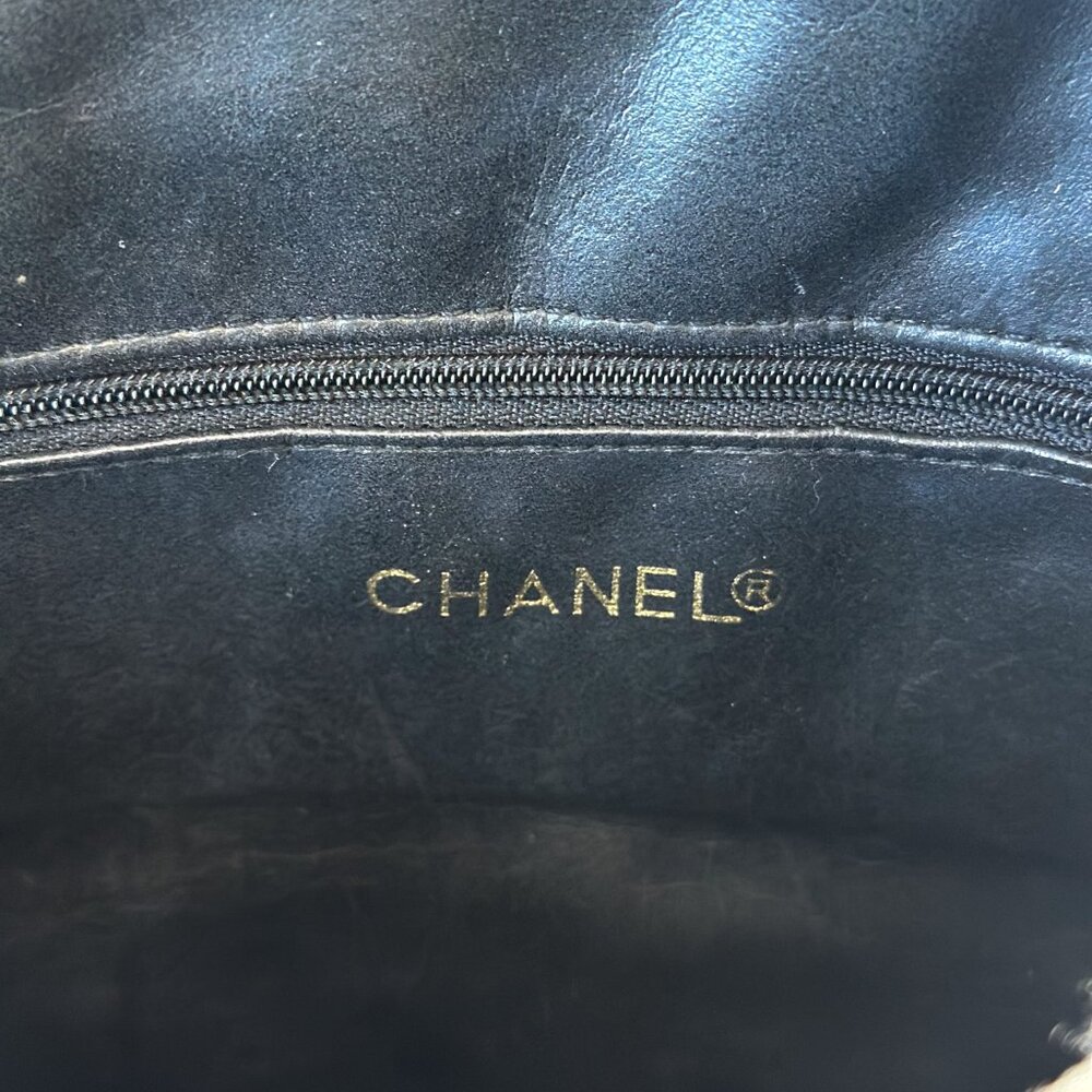 90’s CHANEL Black Quilted Lambskin Shoulder Bag with Gold Chain - Picture 11 of 16